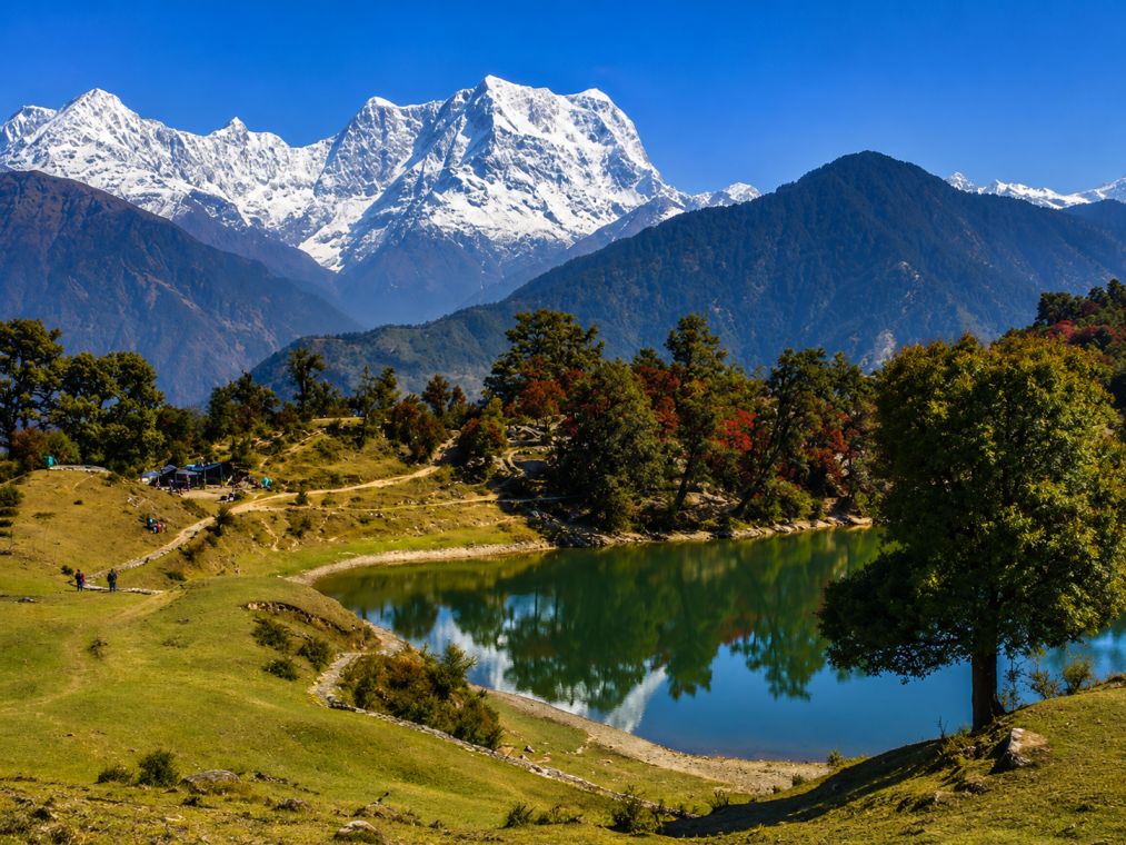 Deoria Tal lake reflection of Chaukhamba peaks Chopta trek